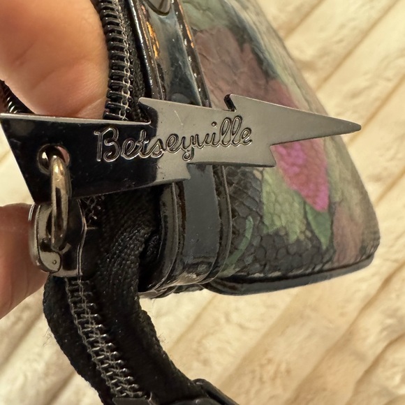 Betsey Johnson Black Floral Wristlet Betseyville - Picture 7 of 7